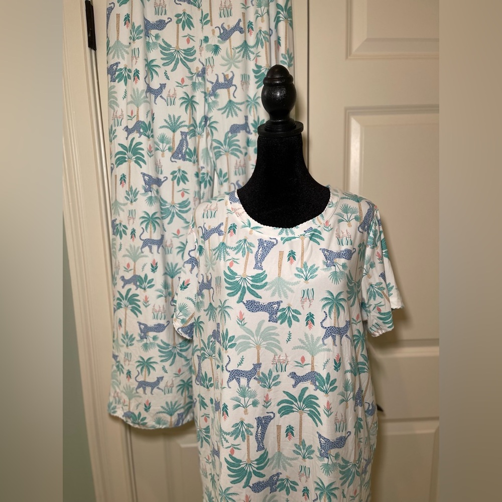NWT XL crown & ivy White Pajama Set with Teal and Blue Tropical Animal Print